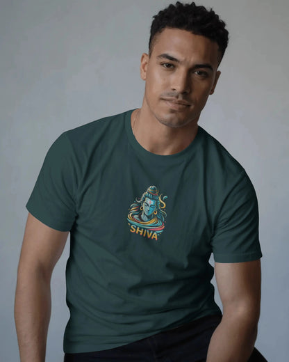 Man wearing a petrolblue t-shirt with a 'Shiva' design on a gray background